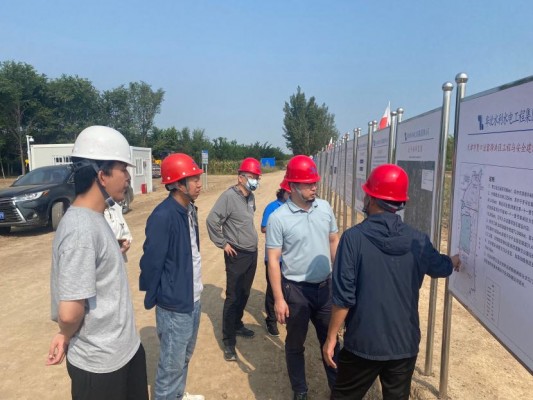 金秋送暖，，，情满工地 ——深入下层开展慰问活动