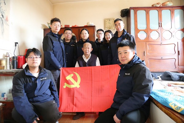 岁序更迭暖新春，，，，，，红色传承践初心